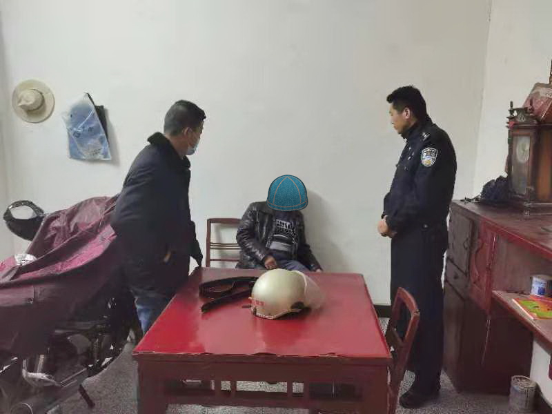 一夫新视 不堪家庭矛盾压力,六旬老人深夜上吊自杀