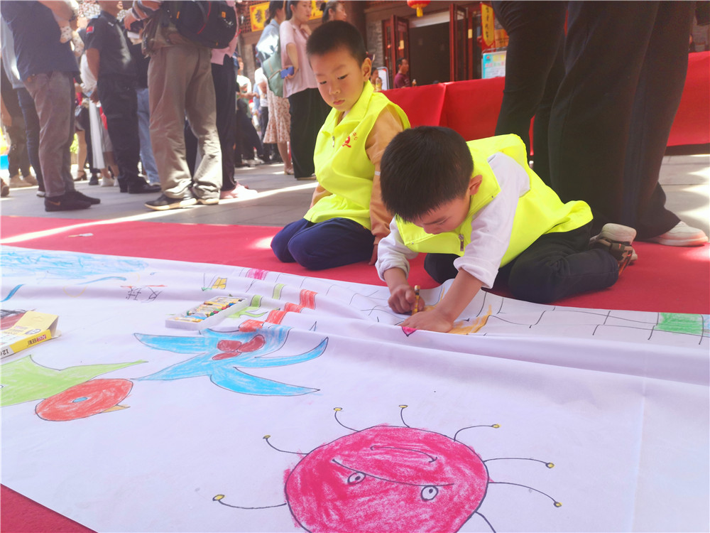 吉安大视界 江西吉安庐陵老街：百名青少儿共绘百米大型画卷 献礼建党百年