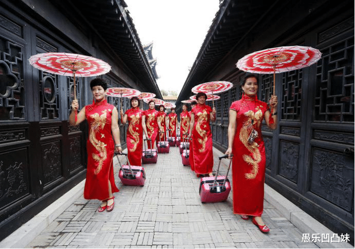 卡戴珊|40岁杨蓉与42岁卡戴珊，东方美与西方辣的交织，你更喜欢哪一款？