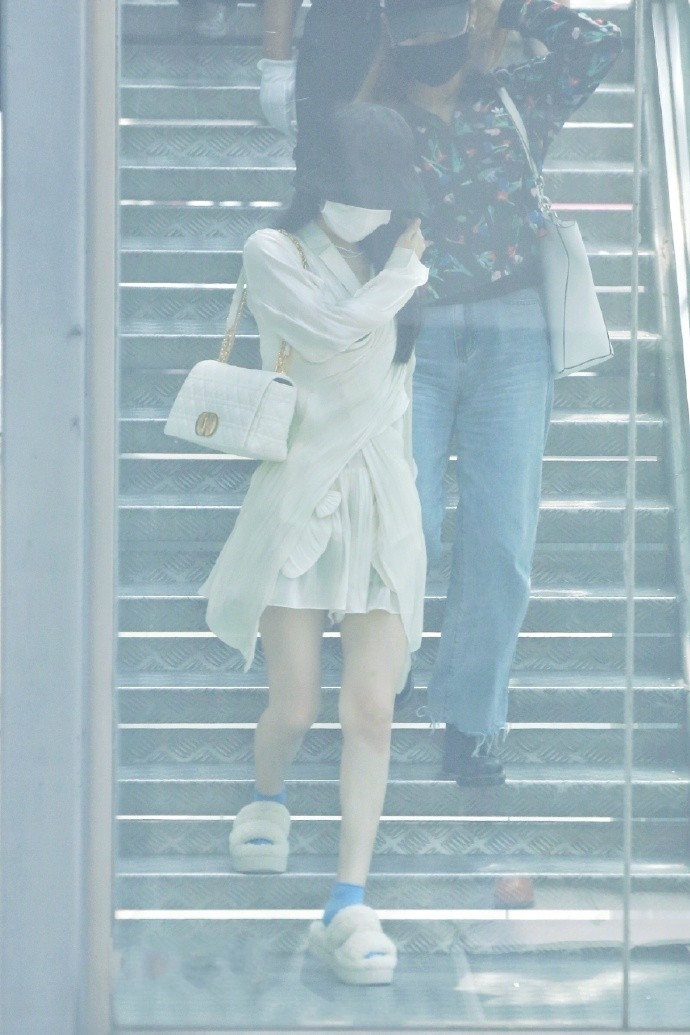 赵丽颖|单身的赵丽颖更舍得破费了,机场穿2000多白衬衫,Dior包也不离身