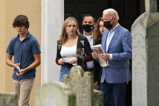 全球时尚风行 拜登带孙子孙女们齐亮相！21岁大孙女穿拼色开衫好美，不输伊万卡