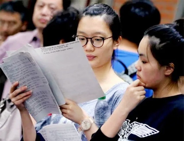 王娜娜|被偷换人生13年的王娜娜，找到冒名顶替者被怼：一个破学校折腾啥