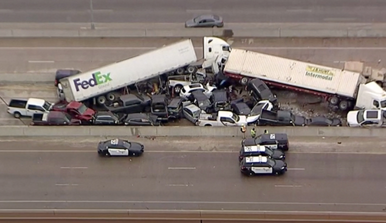 新三闻 130辆车连环追尾,美国得州发生车祸致6人死亡