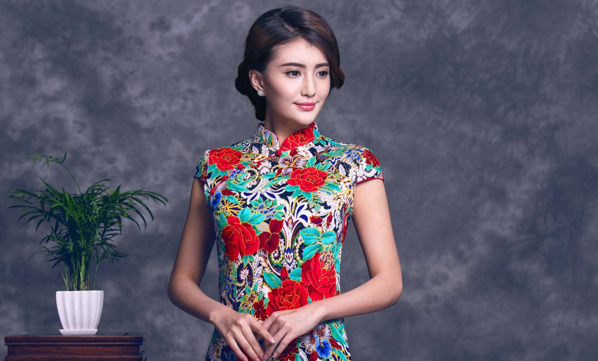 蔷薇妈妈育儿记|“冻龄丈母娘”参加女儿婚礼，宾客误认成是新娘，网友：喧宾夺主