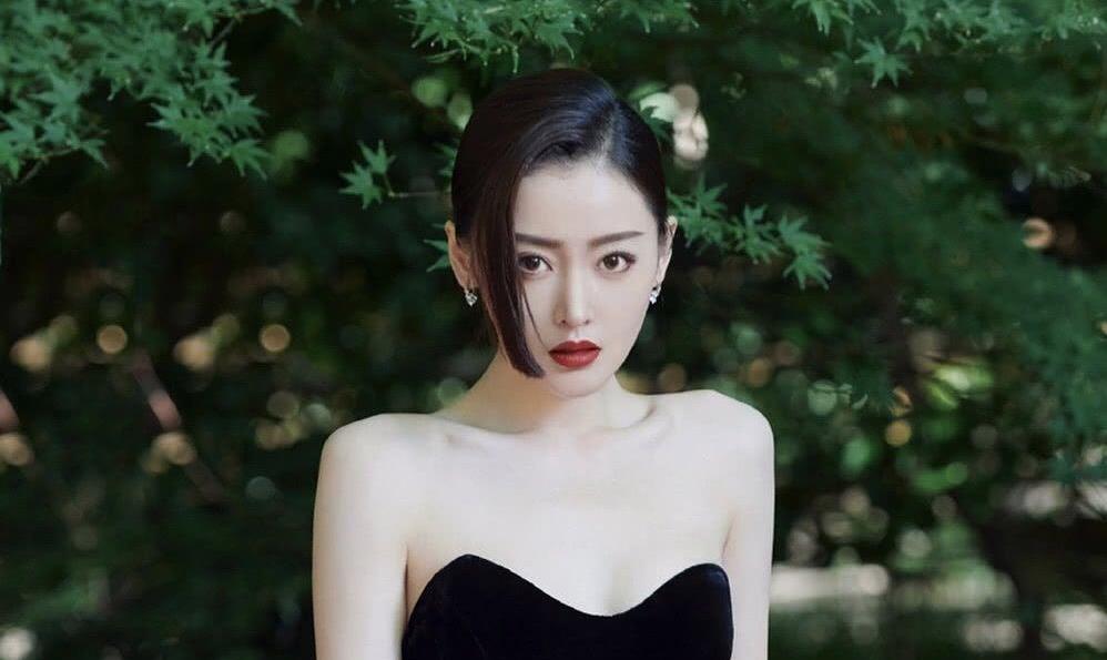 张天爱|张天爱再惹争议！私下应酬对男领导投怀送抱，网友：红是有原因的