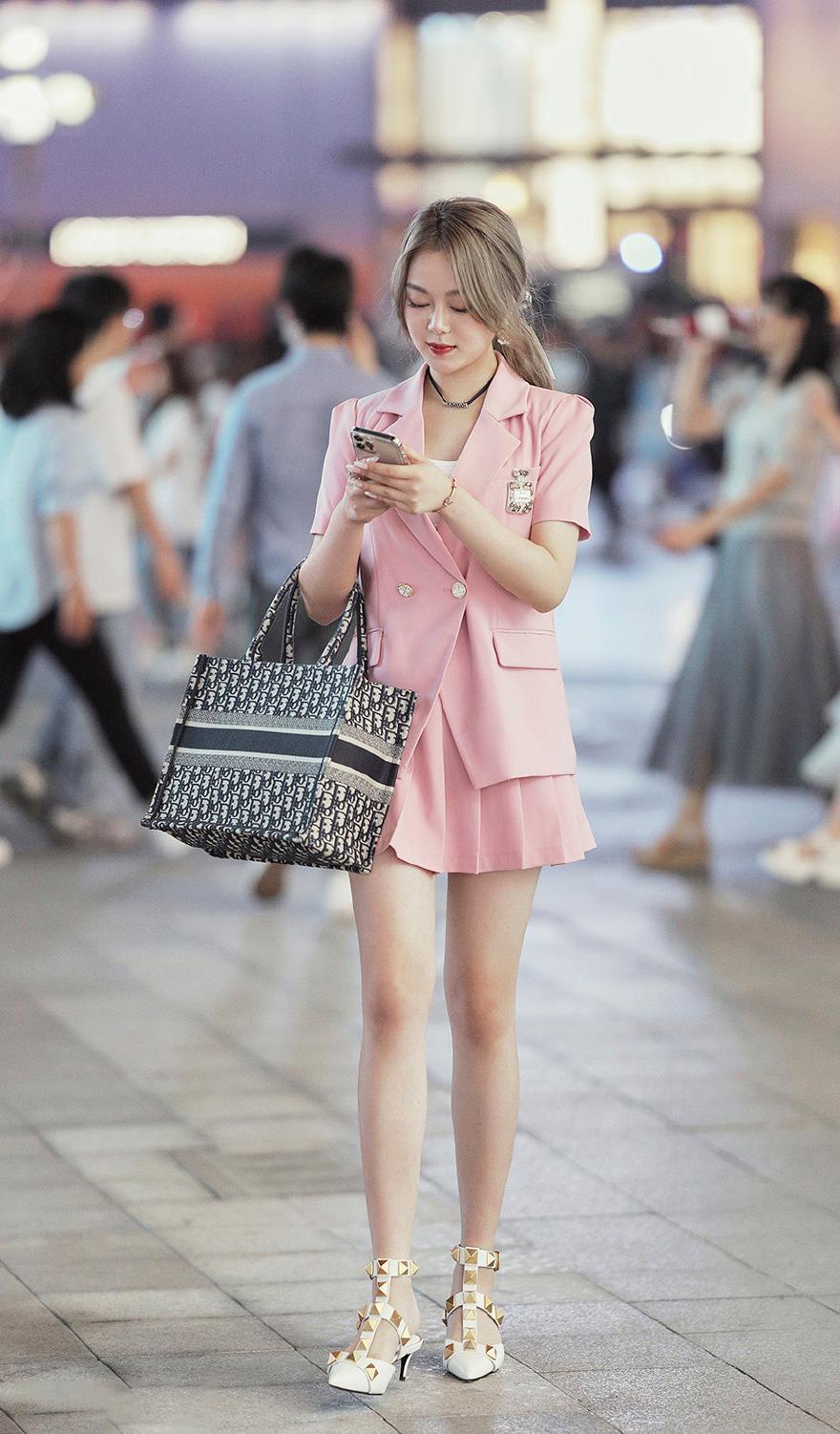 职业装|职业装别穿黑白灰了，试试粉色+白色，气质甜美又高级