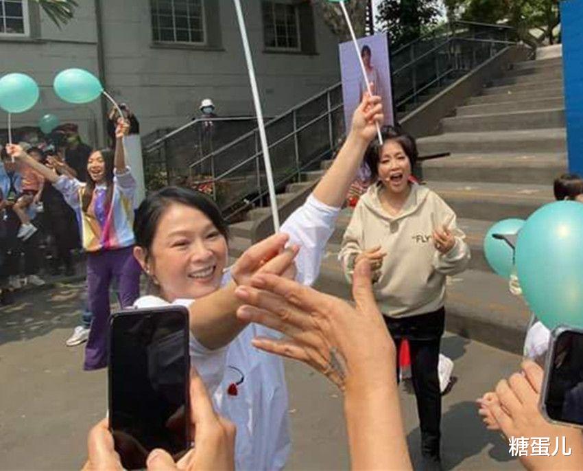 明星素颜|刘若英被偶遇的现场照，素颜发黄发油，胖的自然真实一点不装！