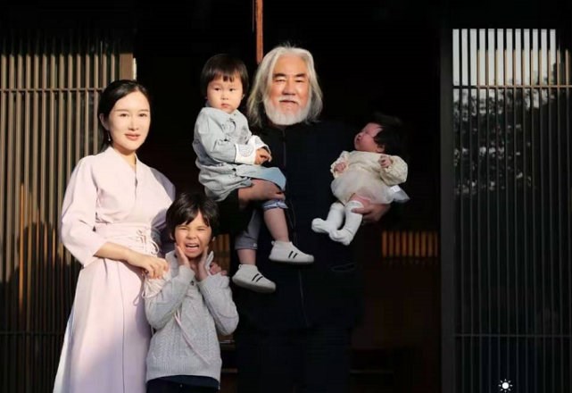 张纪中|吕良伟、张纪中聚餐，相差5岁却像两代人，他们的妻子正好反过来