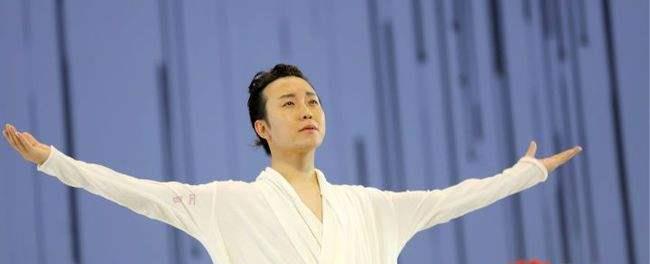 熊黛林|父亲去世3年，李玉刚雪中跪拜不忘洒雪，真想念还是在摆拍？