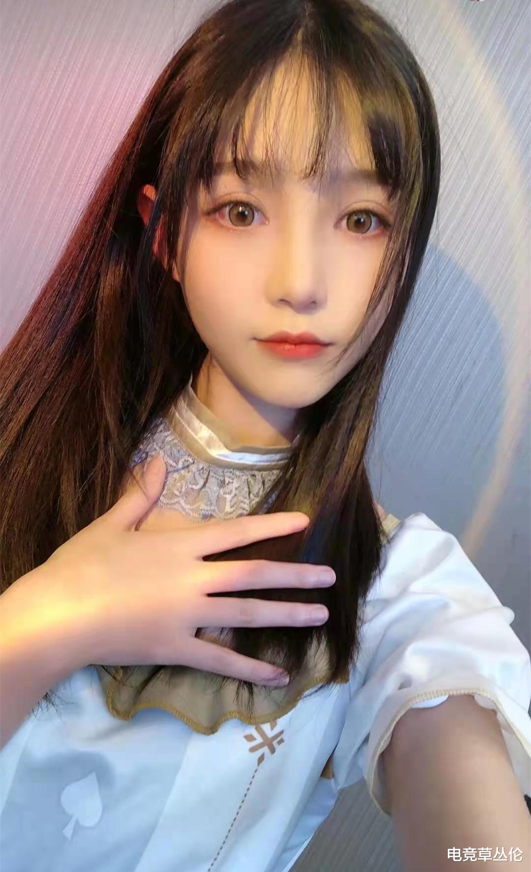 轩子|轩子巨2兔大晒私密照，网友询问腿边黑色的一团是什么？