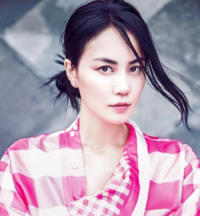 王菲|王菲近照曝光，衣服太宽松小腹突出，引发网友的讨论