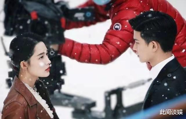 李沁|李沁新剧《请君》新娘造型路透，发饰精美，自带美强惨氛围感！