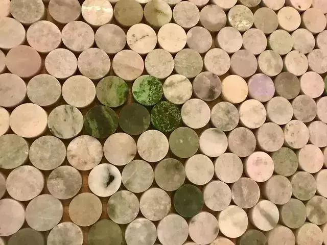 |有钱人拿750万的翡翠拿来当床，手镯芯当砖砌墙！