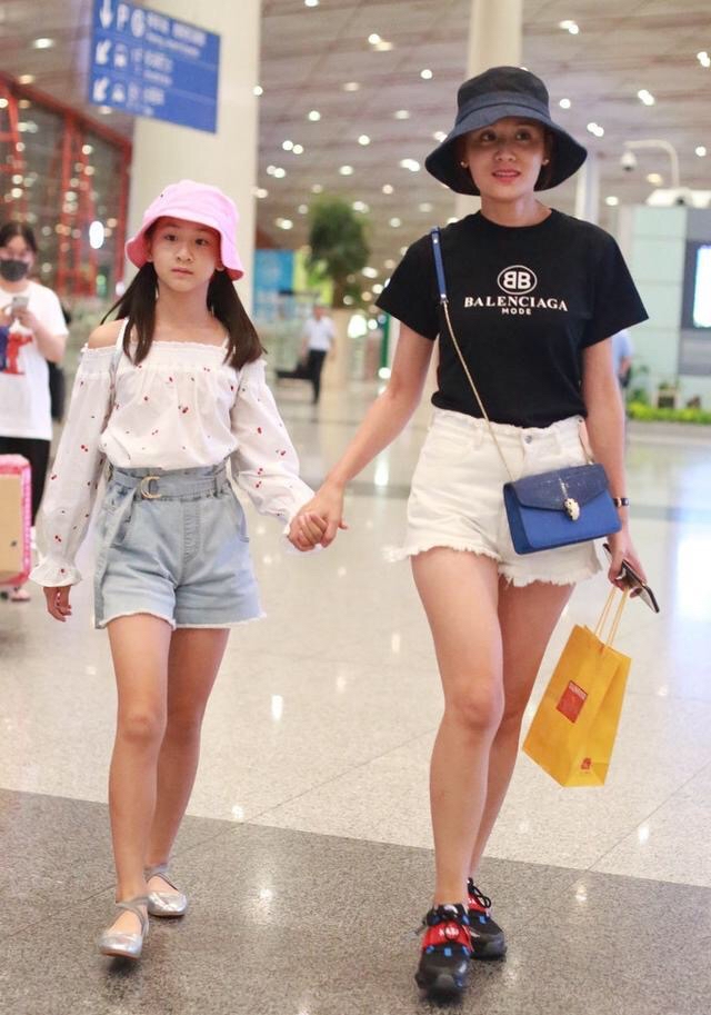 闲鱼有话说|田亮一家四口真接地气，4人穿基础款走机场，森碟身高快赶上爸爸