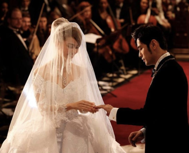 周杰伦|周杰伦晒妻儿牵手背影，被赞“吉祥三宝”，弟弟身高直逼姐姐