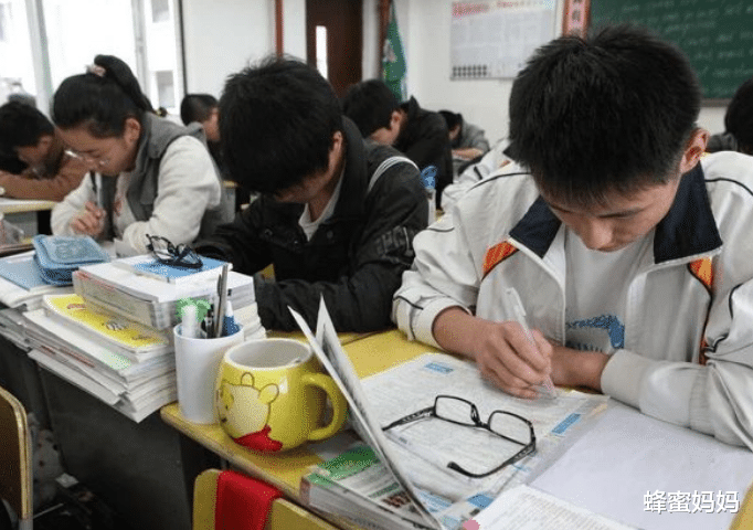 蜂蜜妈妈|把“差生”放在重点班,让高质量老师教,能不能考出好成绩?