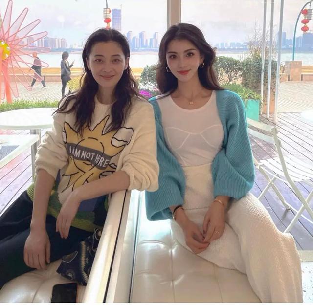 梅婷|明星和网红合影有多坑？赵丽颖眼睛被P小，梅婷全素颜却依旧能打