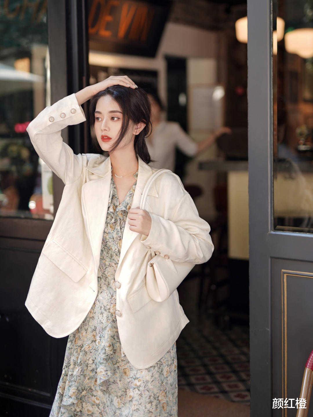 颜红橙 秋天火了一种穿法,叫“西装搭配连衣裙”,甜美温柔有气质,洋气