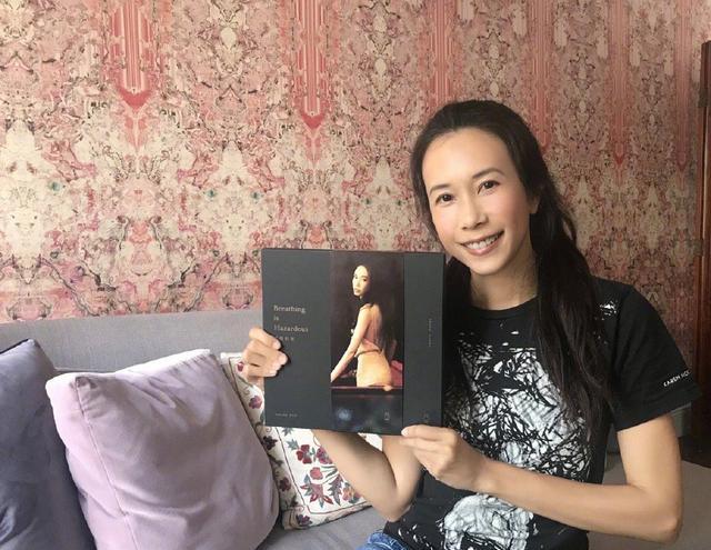 莫文蔚|51岁莫文蔚胆真肥，穿钻石“情趣袜”配吊带裙，这身材娱乐圈少见