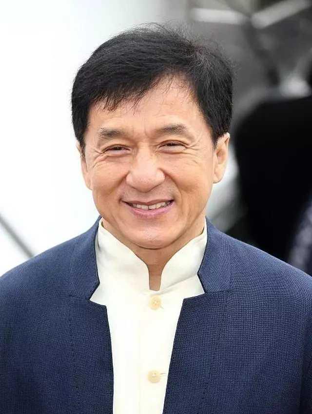 成龙|成龙40年前整容旧照流出，网友直言：毫无亲和力