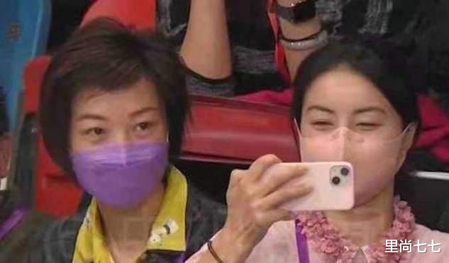 郭晶晶|郭晶晶也有花痴的时候,为拍马龙歪头变小迷妹,复古穿搭似大学生