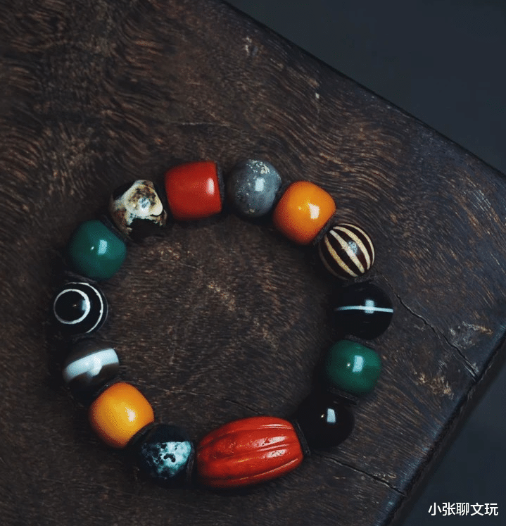 和田玉籽料|多宝手串应该选择什么材质的珠子，顶配多宝是什么样子的