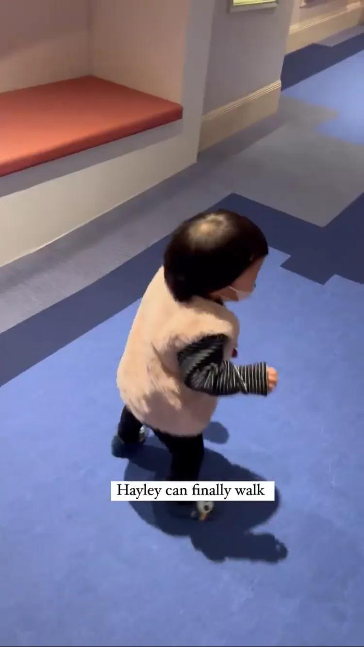 邵北笙|李亚男晒带娃日常，1岁小女儿学会走路，姐姐为妹妹加油超有爱