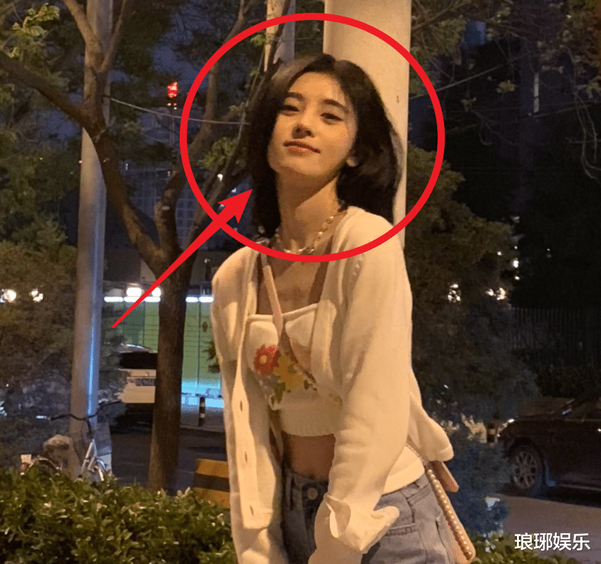 鞠婧祎|鞠婧祎晒全身照库存，和街边的路灯站一起，真实身高162很明显