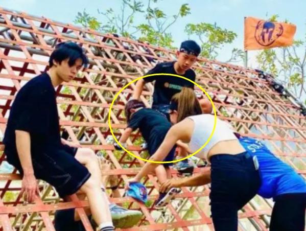 昆凌|昆凌参加女儿运动会,母女俩长相复制粘贴,混血弟弟却避开优点长