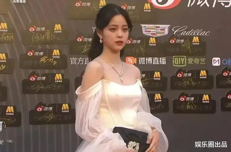 欧阳娜娜|欧阳娜娜出席活动旧照被扒，穿衣不惧显身材，气质不像00后