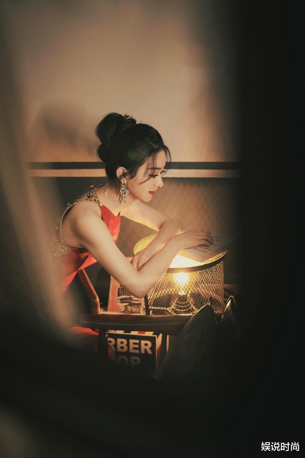 娱说时尚 赵丽颖晒出新造型，一袭红裙露背装太惊艳