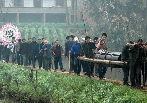 为何不能留死人衣物?越亲近越要烧,并非迷信,有一定科学道理