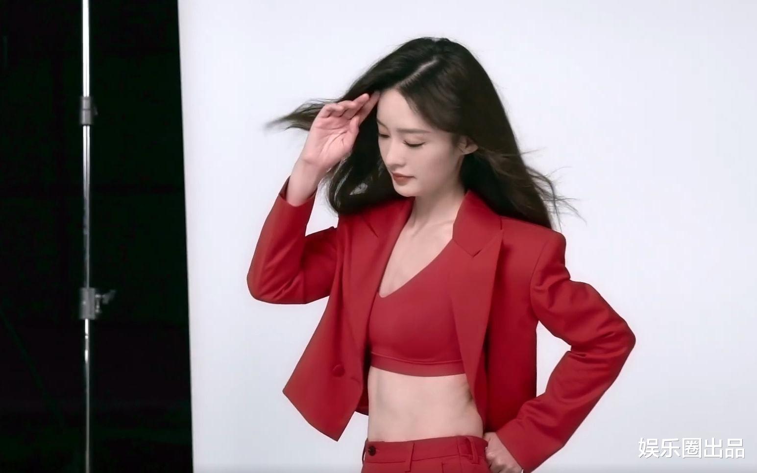 李沁|李沁片场工作照火了，穿露脐装拍代言写真，造型清爽身材傲人