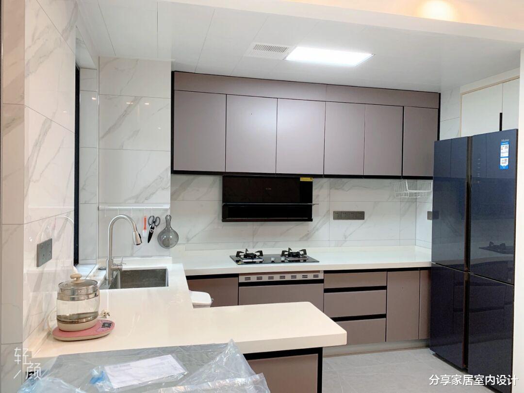 宿舍|一家四口新房，鞋柜衣帽一体柜很实用，电视墙更是大气，很满意！