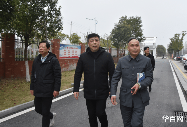 华百网 著名诗人书法家汪志参观芜湖电缆工业学校剔墨纱灯