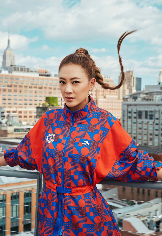 BiuFashion|陈小春应采儿夫妇太甜了,休闲装看不出相差16岁,恩爱如初