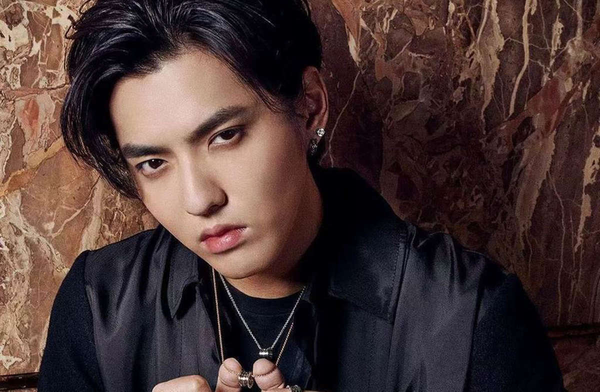 吴亦凡|网传吴亦凡被“爆捅菊花”: 闻排泄物入睡, 情绪崩溃