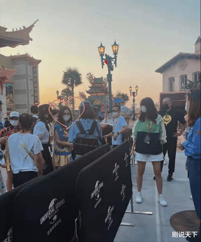 明星|一大波明星被偶遇:赵又廷高圆圆挽手超亲密,韩寒女儿身高惊人