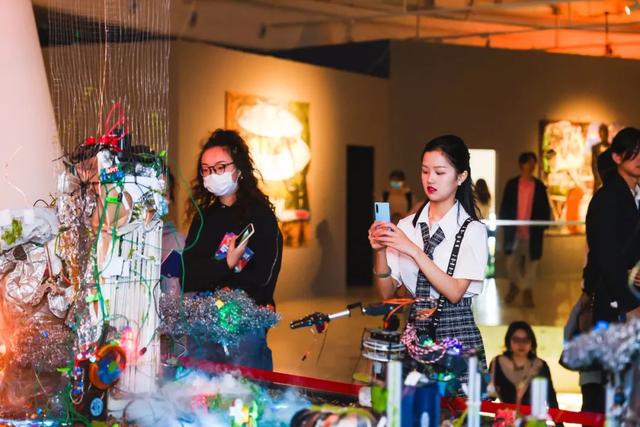 新女报 城市里的“绿洲”，庞茂琨的“玻璃大脑”，五一这几个展览不容错过