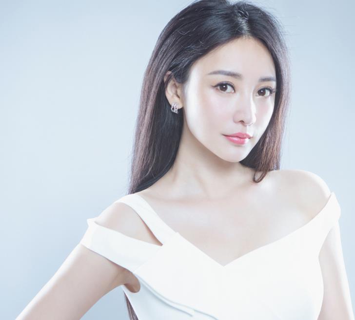 柳岩|柳岩年过40依旧单身，保持性感身材竟是这？网友：“谁敢追？”