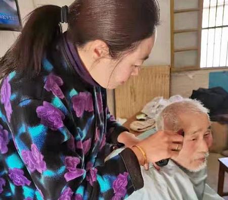 宿州云都网 宿州好儿媳，照顾瘫痪公公20多年，在当地广为人称赞