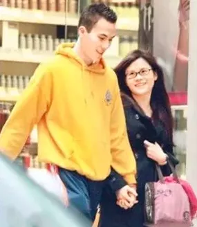 何猷启|没办法嫁入豪门，就来混娱乐圈了？