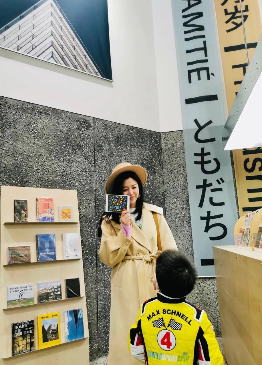 陈妍希|陈妍希带儿子逛书店，小星星穿赛车服酷帅有型，个子高挑长腿抢镜