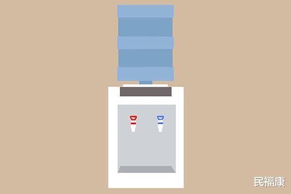 |为什么杯子里的水隔一夜就不能喝，而桶装水喝一个星期都没事？