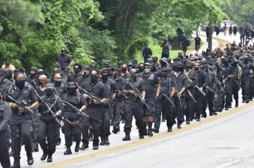 电影|丧尸片中为什么没有机械化部队清剿丧尸的场景呢？