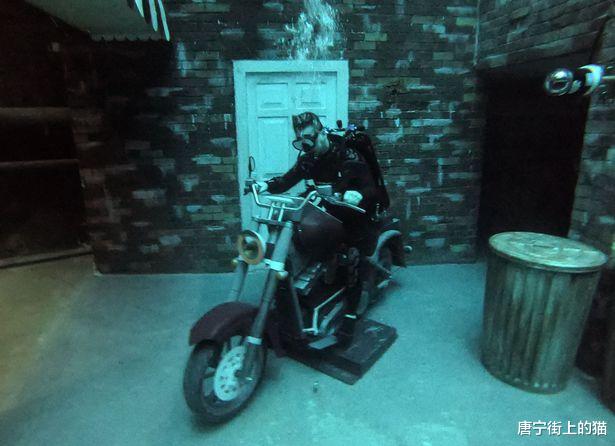 汽车|世界上最深的泳池，隐藏着一座水下城市，有楼梯公寓和废弃的汽车