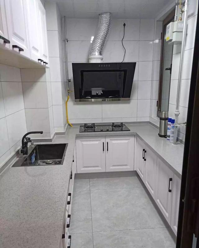 老婆精装的小户型,精打细算花了6万,天花板只装石膏线也好看