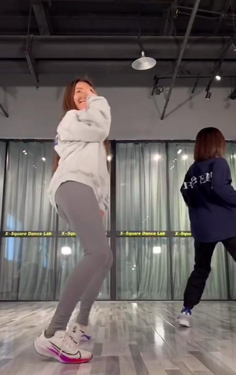 朱迅|朱迅近照素颜，穿打底裤跳热舞， 显老但状态好