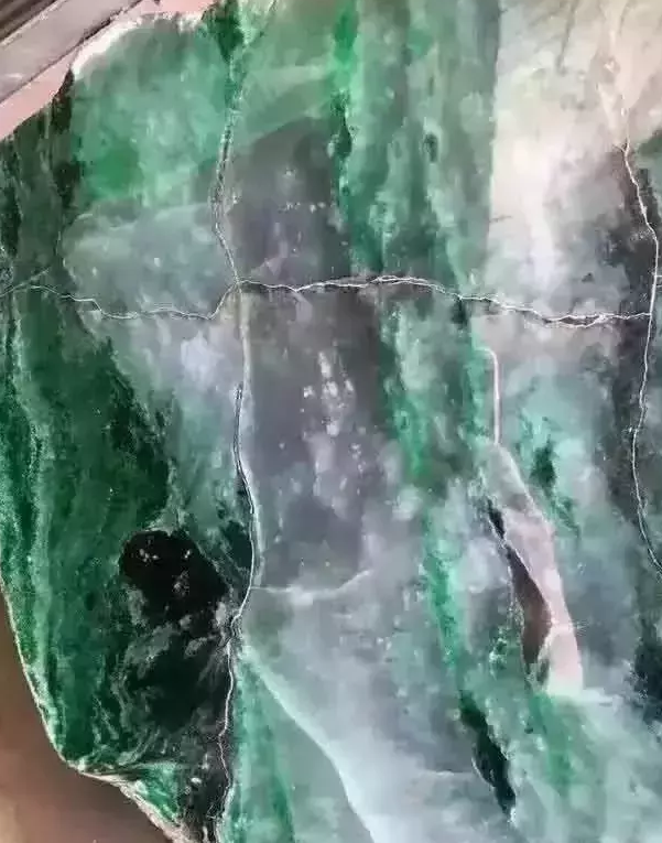 |又一传奇赌石，切开浑身是裂还能掏出百万级手镯！这运气太好了