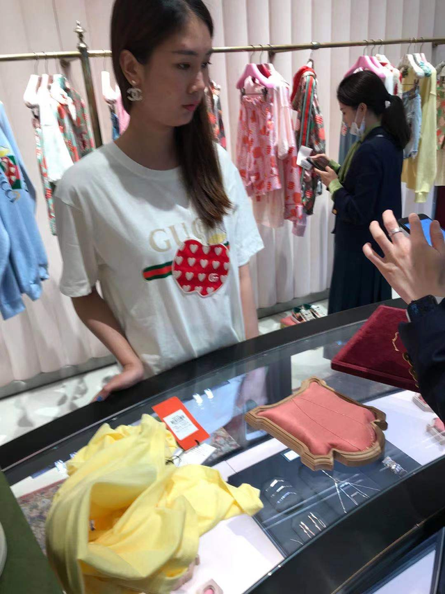 顶峰相见|成都一男女奢侈店购物，男子拒付款却遭网友力挺，都说干得漂亮